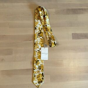 NWT Neck and Tie Yellow Floral Tie